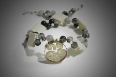 collar coral y hueso