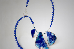 collar-esmalte-con-tres-triangulos