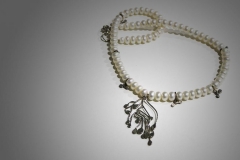 collar perlas con pieza laminada