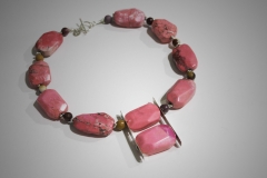 collar rosa con colgante