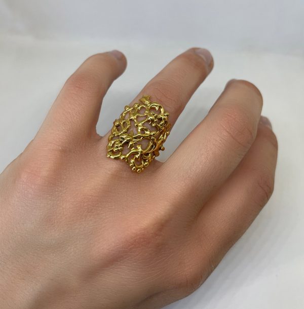 detalle mano anillo barroco bañado en oro