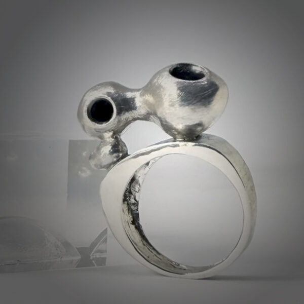 Anillo escultórico esferas apoyadas en piedra - Imagen 2