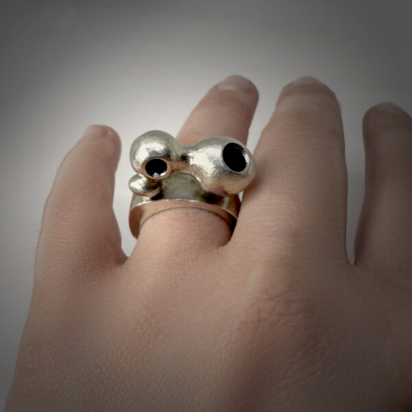 Anillo escultórico esferas apoyadas en piedra - Imagen 4