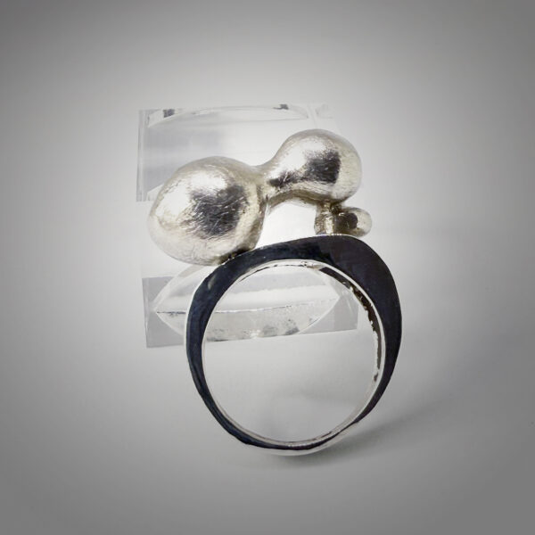 Anillo escultórico esferas apoyadas en piedra - Imagen 3